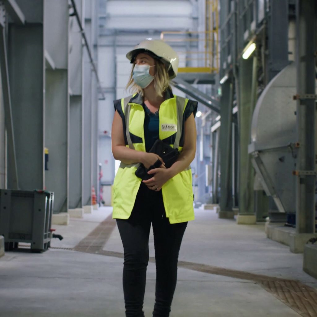 Technicienne dans une usine